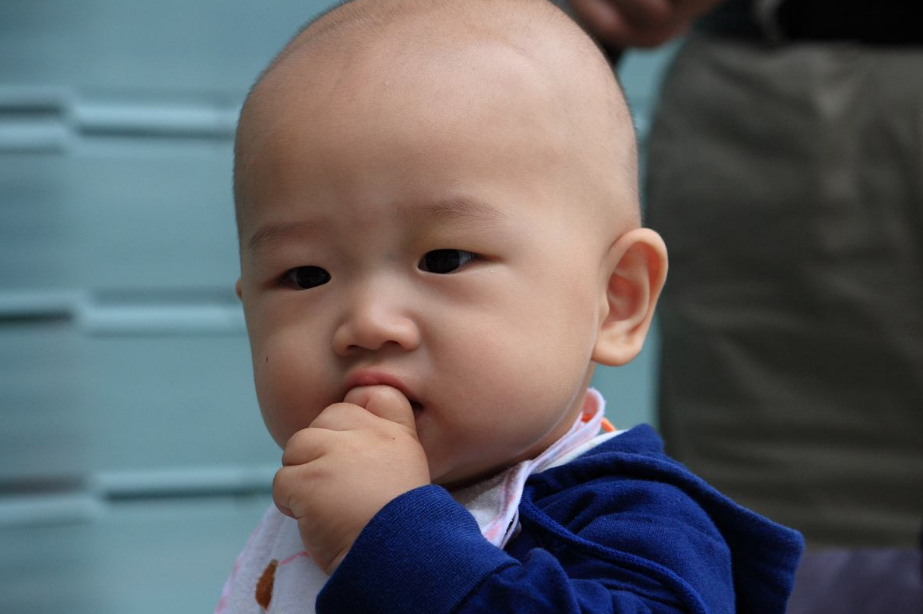 吃手早的寶寶聰明嗎 孩子吃手是怎么回事 吃手早的寶寶聰明嗎 孩子吃手是怎么回事