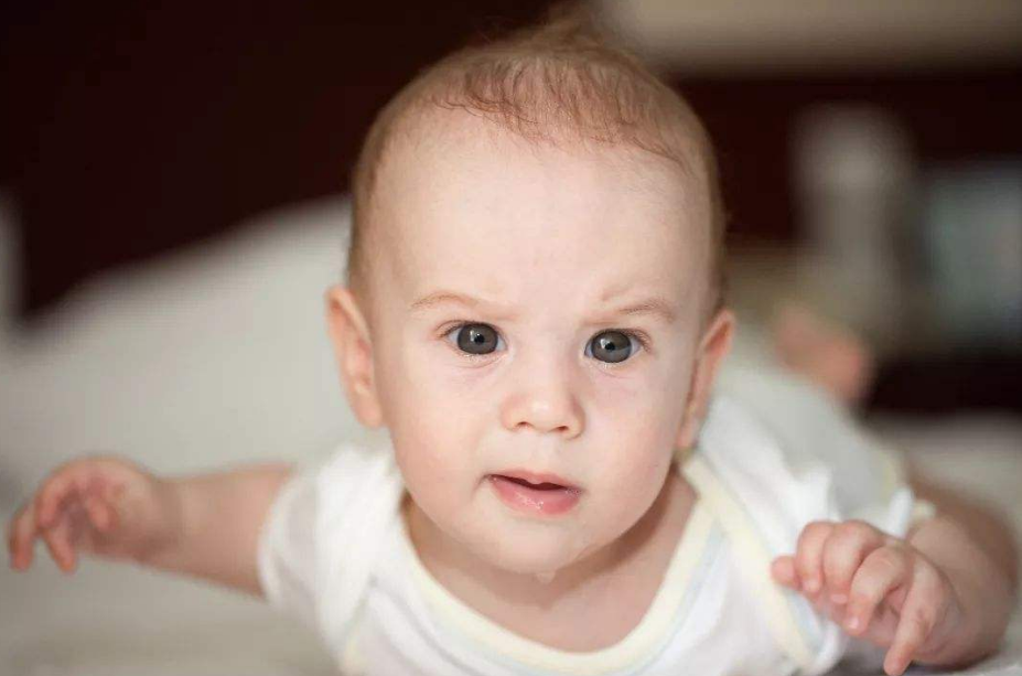 吃手早的寶寶聰明嗎 孩子吃手是怎么回事 吃手早的寶寶聰明嗎 孩子吃手是怎么回事