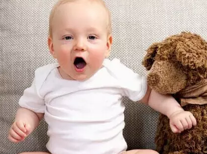 寶寶一直打嗝怎么辦 寶寶為什么一直打嗝