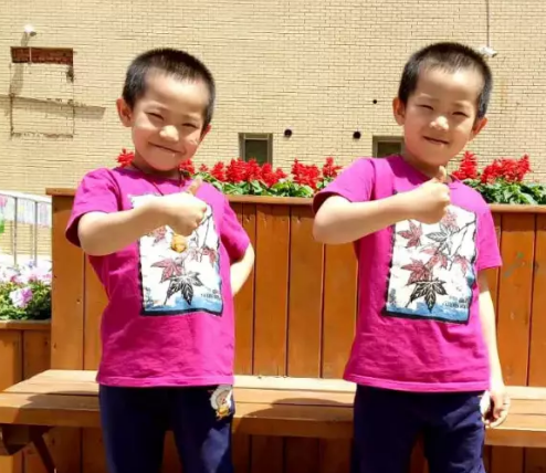 雙胞胎上學(xué)在一班好嗎 一小學(xué)迎來(lái)7對(duì)雙胞胎