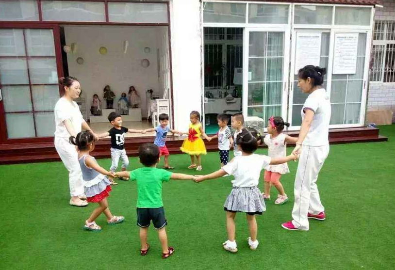 孩子不喜歡跟別人打招呼怎么辦 怎么讓孩子愿意跟別人打招呼