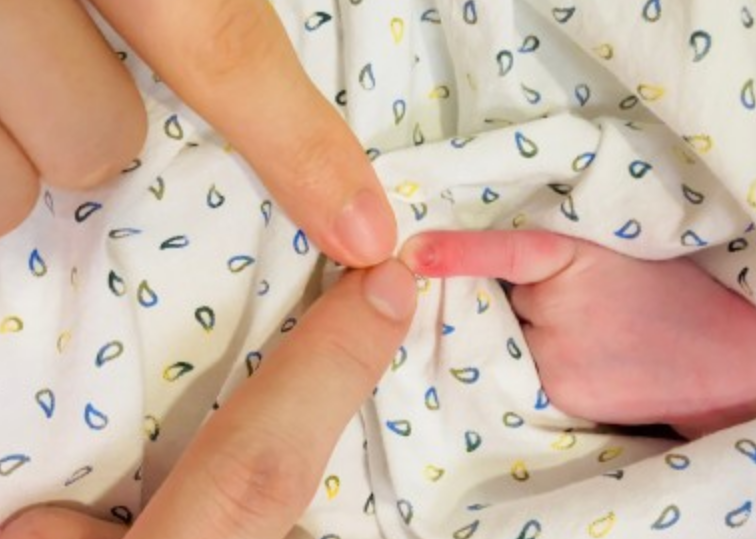 薛之謙掰孩子手指真的嗎 薛之謙掰孩子手指有什么影響 薛之謙掰孩子手指真的嗎 薛之謙掰孩子手指有什么影響