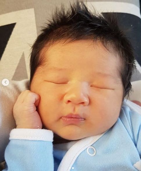 鐘嘉欣二胎產子 寶寶熟睡照萌翻天 鐘嘉欣二胎產子 寶寶熟睡照萌翻天