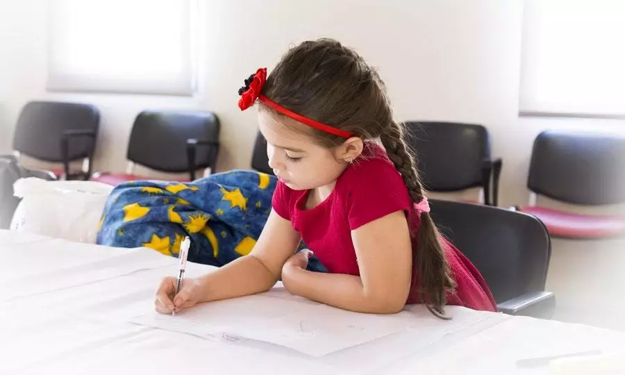 孩子頸椎病是玩手機導致的嗎 如何避免孩子頸椎出問題 孩子頸椎病是玩手機導致的嗎 如何避免孩子頸椎出問題