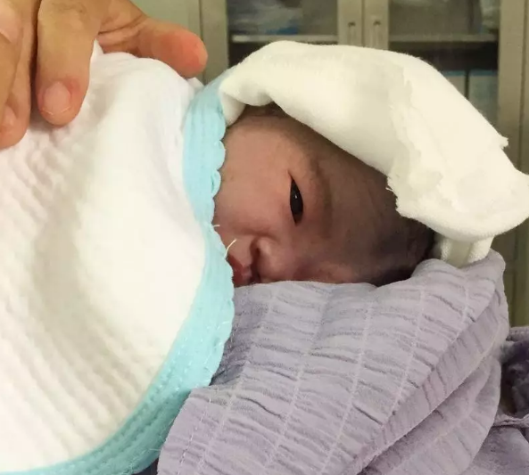 出生的寶寶可以趴在媽媽身上睡嗎 新生兒裸趴在媽媽身上原因