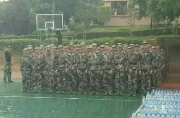 大學(xué)要不要取消軍訓(xùn) 為什么大學(xué)會(huì)有軍訓(xùn) 大學(xué)要不要取消軍訓(xùn) 為什么大學(xué)會(huì)有軍訓(xùn)