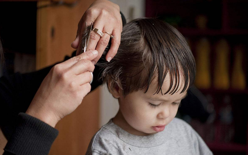 給孩子剪頭發(fā)怎么做孩子不會哭 擔(dān)心孩子剪頭發(fā)會哭怎么做比較好 給孩子剪頭發(fā)怎么做孩子不會哭 擔(dān)心孩子剪頭發(fā)會哭怎么做比較好