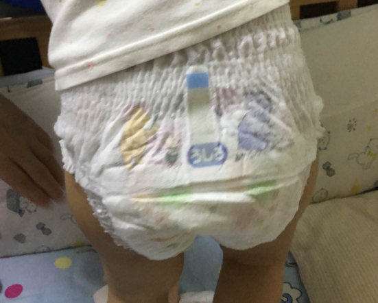 Natural moony和moony區別 尤妮佳紙尿褲藍色和白色對比測評