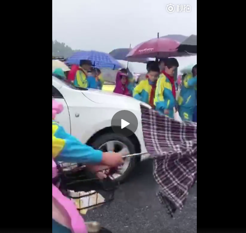 女司機頂學生腿是什么原因 女司機頂學生腿是什么學校發生的事情