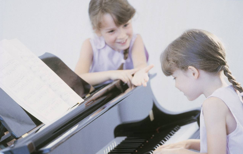 發表女兒彈鋼琴的說說 女兒去學習鋼琴說說朋友圈