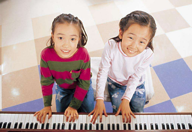 發表女兒彈鋼琴的說說 女兒去學習鋼琴說說朋友圈