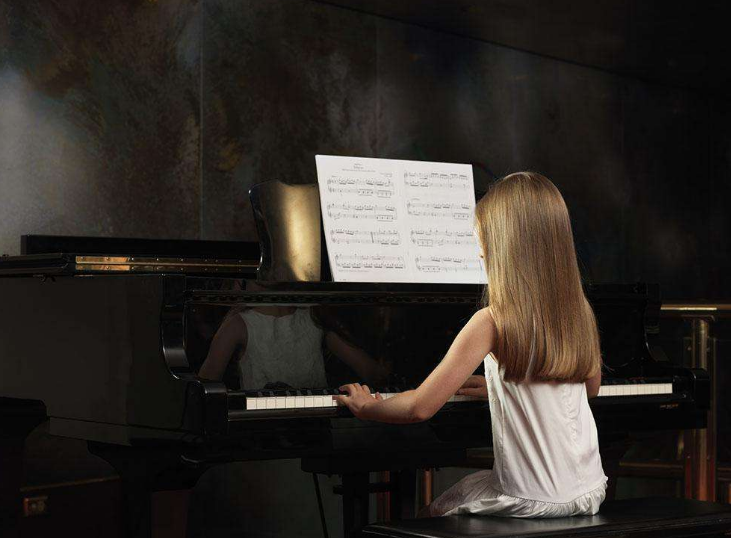 發表女兒彈鋼琴的說說 女兒去學習鋼琴說說朋友圈