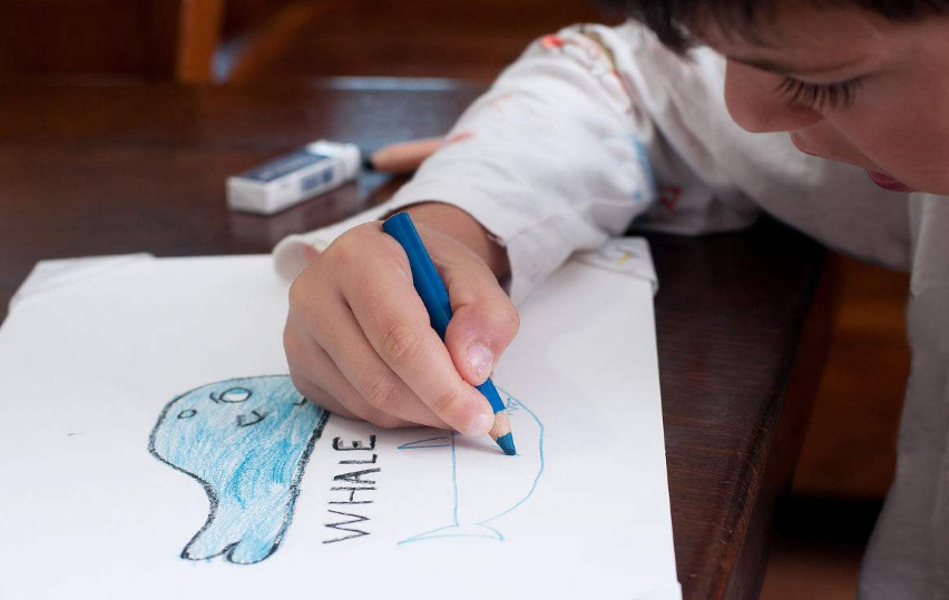 表揚孩子畫畫說說 關于孩子去學畫畫說說朋友圈