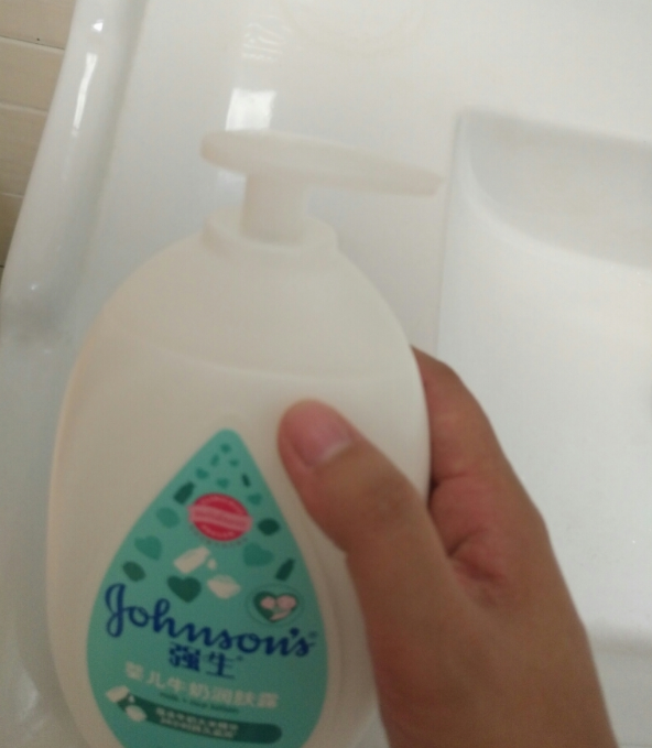 強生嬰兒牛奶潤膚露怎么樣 強生嬰兒牛奶潤膚露寶寶用好不好