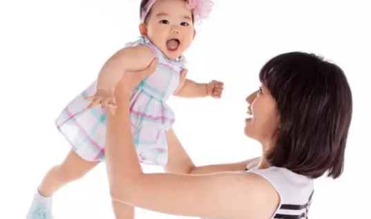 小孩和小孩吃飯坐一桌好嗎 怎么教寶寶吃飯怎么不吵鬧