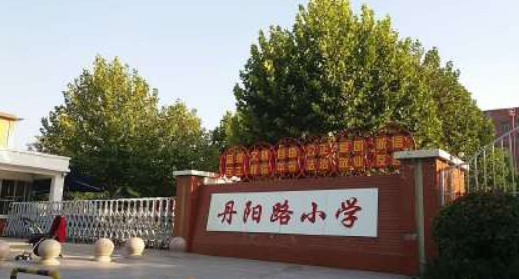 小學(xué)生紅領(lǐng)巾上印廣告真的嗎 山東菏澤丹陽路小學(xué)紅領(lǐng)巾印萬達(dá)廣告