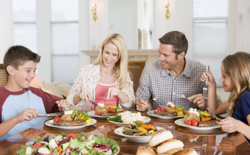 陪爸媽吃飯的說說 陪家人吃飯幸福的句子 陪爸媽吃飯的說說 陪家人吃飯幸福的句子