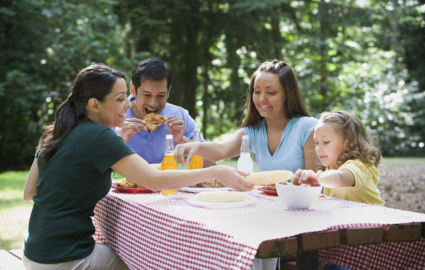 陪爸媽吃飯的說說 陪家人吃飯幸福的句子 陪爸媽吃飯的說說 陪家人吃飯幸福的句子