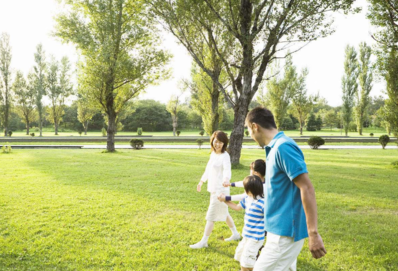 陪爸媽散步的說說 陪伴家人的溫暖短語