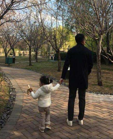 陪女兒散步的心情語錄 陪女兒玩耍散步說說朋友圈