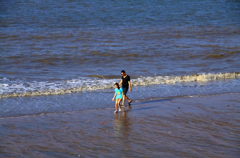 陪女兒散步的心情語錄 陪女兒玩耍散步說說朋友圈