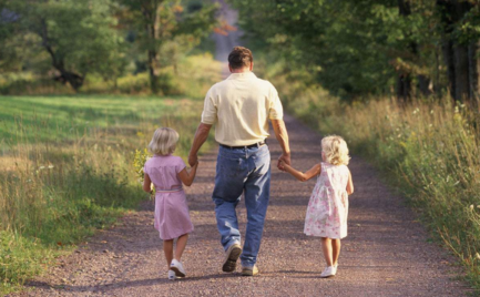 陪女兒散步的心情語錄 陪女兒玩耍散步說說朋友圈