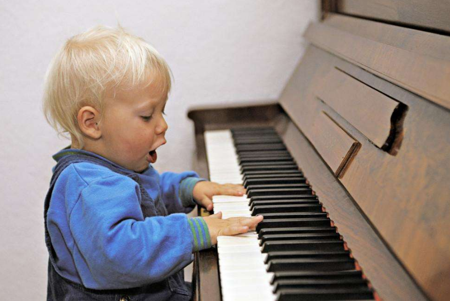 孩子手小可以學鋼琴嗎 什么會影響孩子彈鋼琴 孩子手小可以學鋼琴嗎 什么會影響孩子彈鋼琴