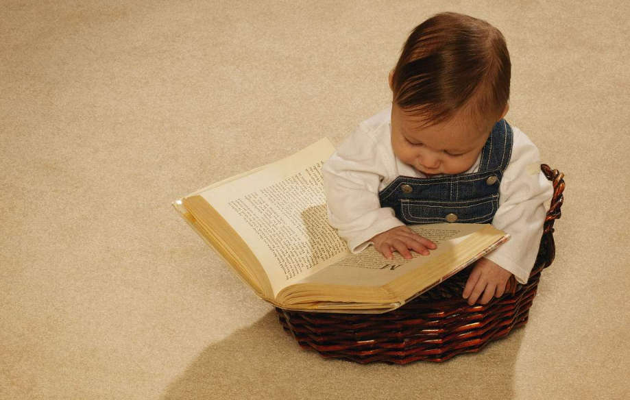 陪孩子看書說說 曬孩子認真看書的說說朋友圈