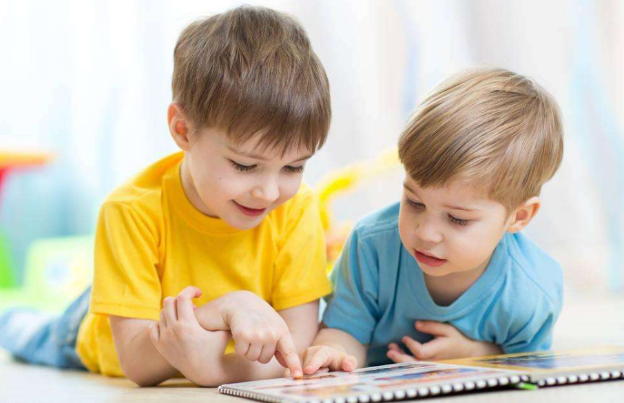 陪孩子看書說說 曬孩子認真看書的說說朋友圈