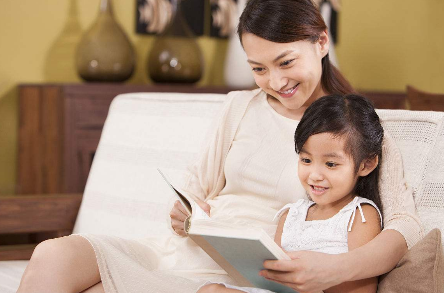 陪孩子看書說說 曬孩子認真看書的說說朋友圈