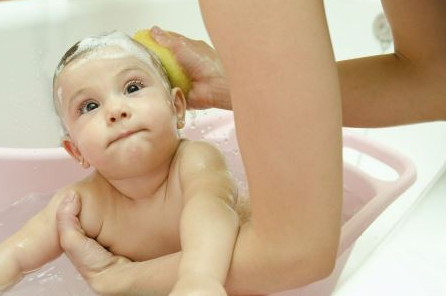 冬天這樣給寶寶洗澡不容易著涼 冬天這樣給寶寶洗澡不容易著涼