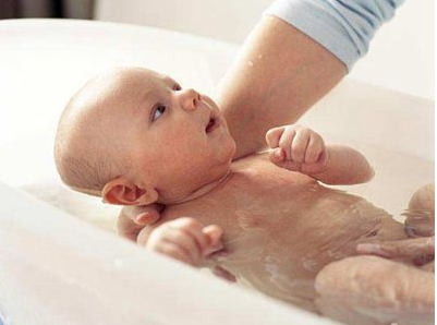 冬天這樣給寶寶洗澡不容易著涼 冬天這樣給寶寶洗澡不容易著涼