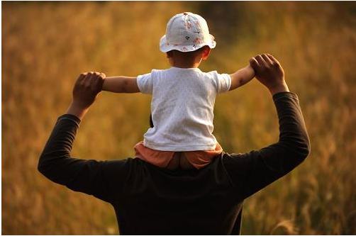 父母應(yīng)該讓孩子接觸負(fù)面新聞嗎 父母怎么幫助孩子面對