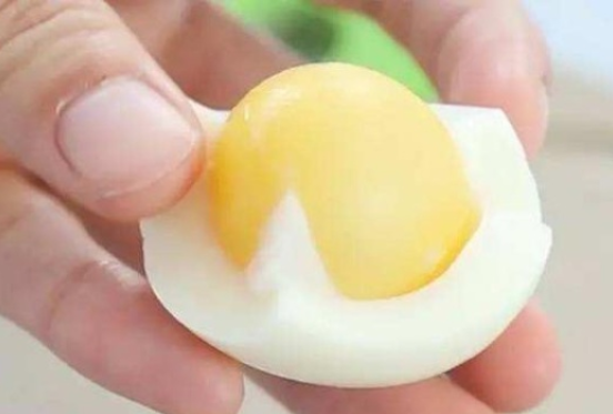 寶寶多大可以吃蛋黃   寶寶吃蛋黃可以補鐵嗎