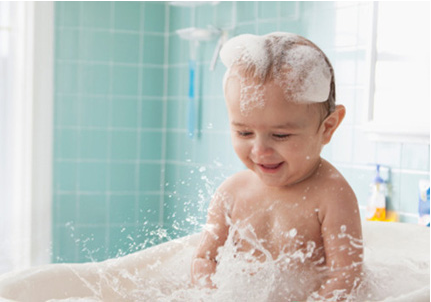 冬天這樣給寶寶洗澡不容易著涼