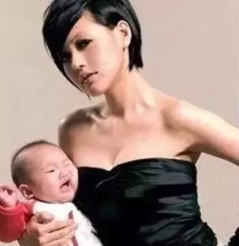 張雨綺曬寶寶滿月照 這些風靡朋友圈的寶寶pose照可取嗎