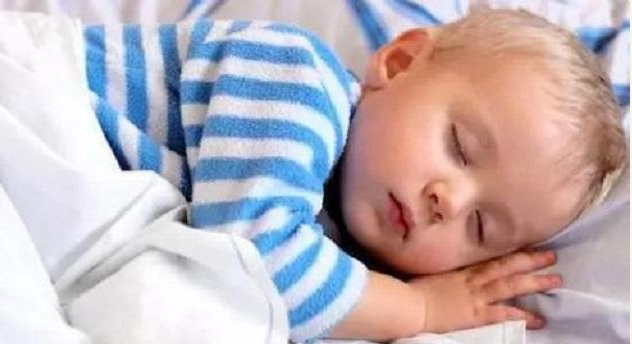 寶寶睡覺愛踹被子是什么原因 寶寶為什么踹被子