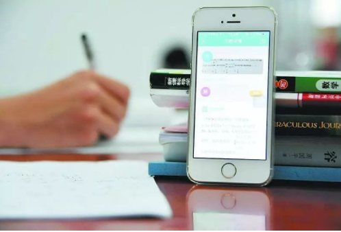孩子在手機APP上做作業(yè)  家長應(yīng)該怎么應(yīng)對