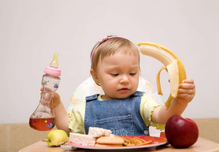 小孩不肯吃飯?jiān)趺醋霰容^好 怎么讓孩子老老實(shí)實(shí)吃飯 小孩不肯吃飯?jiān)趺醋霰容^好 怎么讓孩子老老實(shí)實(shí)吃飯