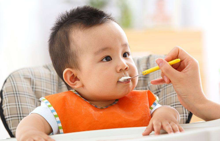 小孩不肯吃飯?jiān)趺醋霰容^好 怎么讓孩子老老實(shí)實(shí)吃飯 小孩不肯吃飯?jiān)趺醋霰容^好 怎么讓孩子老老實(shí)實(shí)吃飯