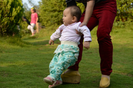 兩歲寶寶出門不肯自己走路是怎么回事 孩子不愿意走路怎么辦好