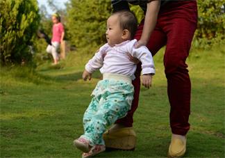 兩歲寶寶出門不肯自己走路是怎么回事 孩子不愿意走路怎么辦好