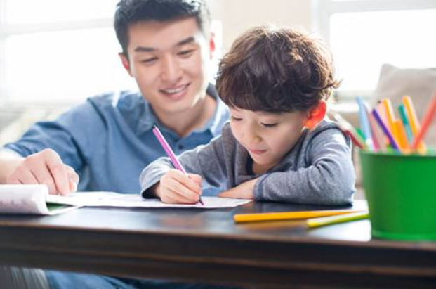 陪孩子寫作業 家長應該怎么做
