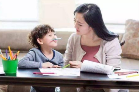 陪孩子寫作業(yè) 家長應(yīng)該怎么做