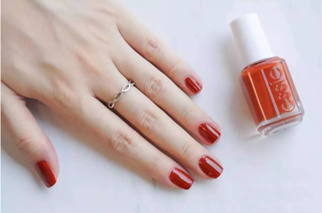 歐弟女兒jojo涂彩色指甲油摸妹妹臉頰 涂指甲油的手可以碰寶寶嗎