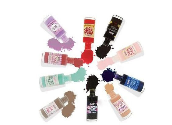 歐弟女兒jojo涂彩色指甲油摸妹妹臉頰 涂指甲油的手可以碰寶寶嗎