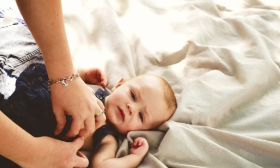 寶寶愛出汗是缺鈣還是缺鋅   寶寶愛出汗是病了嗎