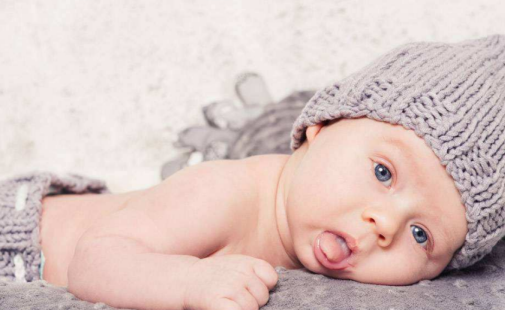 寶寶愛吐舌頭怎么回事 寶寶愛吐舌頭原因 寶寶愛吐舌頭怎么回事 寶寶愛吐舌頭原因