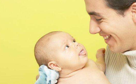 寶寶愛吐舌頭怎么回事 寶寶愛吐舌頭原因 寶寶愛吐舌頭怎么回事 寶寶愛吐舌頭原因