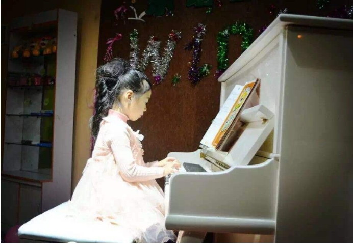 寶寶彈鋼琴會影響眼睛嗎 寶寶吃什么食物對視力好 寶寶彈鋼琴會影響眼睛嗎 寶寶吃什么食物對視力好